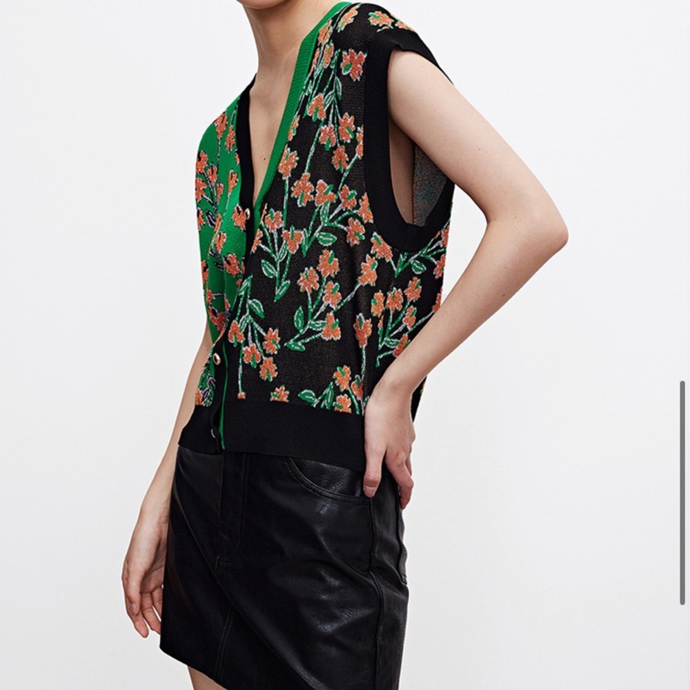 Color block floral sweater vest